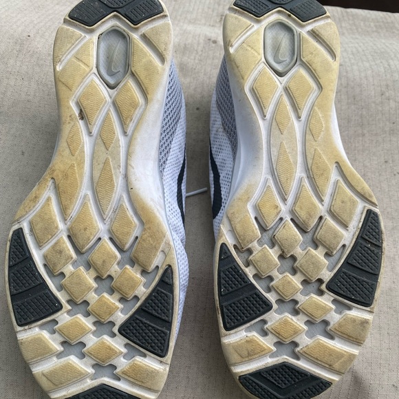 Used good condition women’s Nike size 9 shoes. - Picture 2 of 4